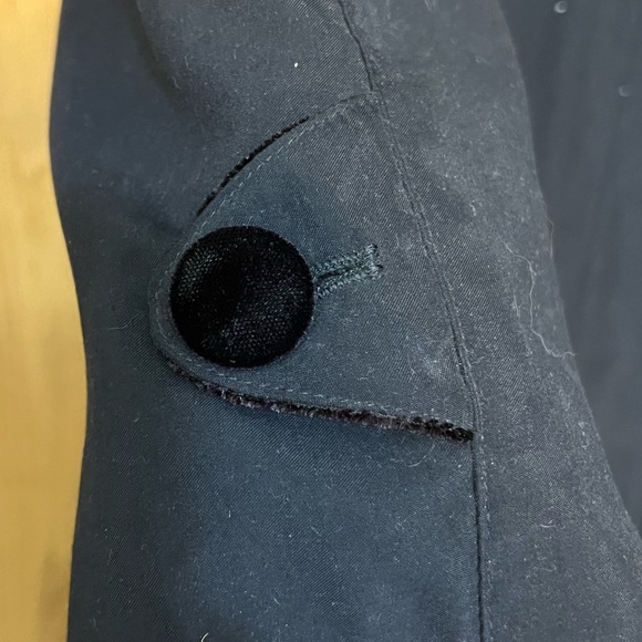 Long women’s overcoat with velvet collar and button details. Removal lining. - Picture 2 of 6